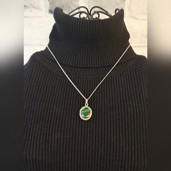 Green Polished Stone Pendant Necklace on Silvertone Chain – Vintage Style - Picture 3 of 6